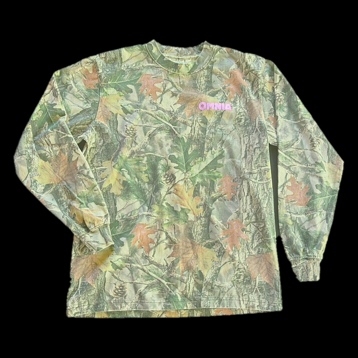 Omnia Shop Tee long sleeve in vintage faded camo, front with pink OMNIA chest print