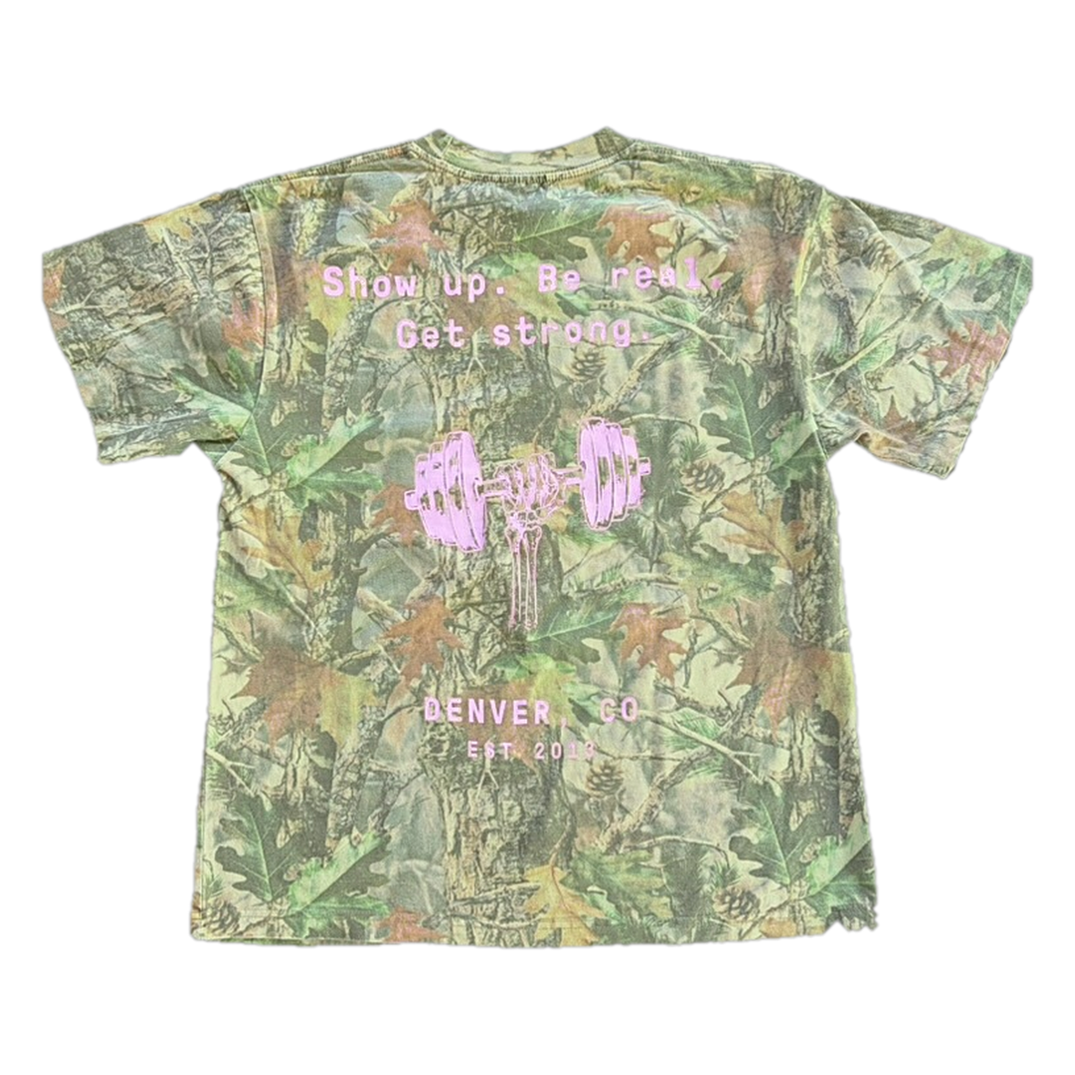 Omnia Shop Tee camo, back print: Show up. Be real. Get strong. Denver, CO est 2013