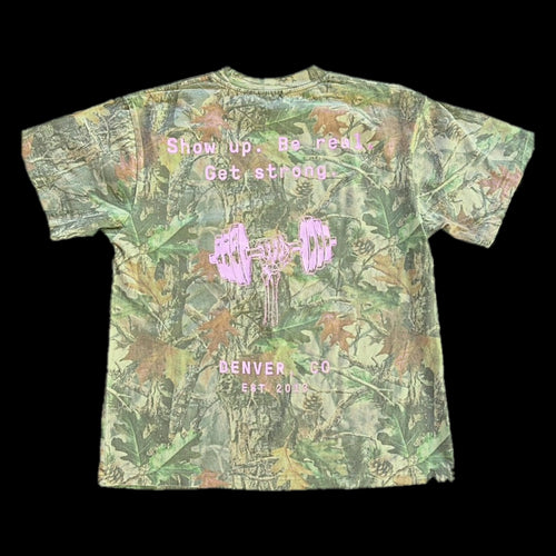 Omnia Shop Tee camo, back print: Show up. Be real. Get strong. Denver, CO est 2013